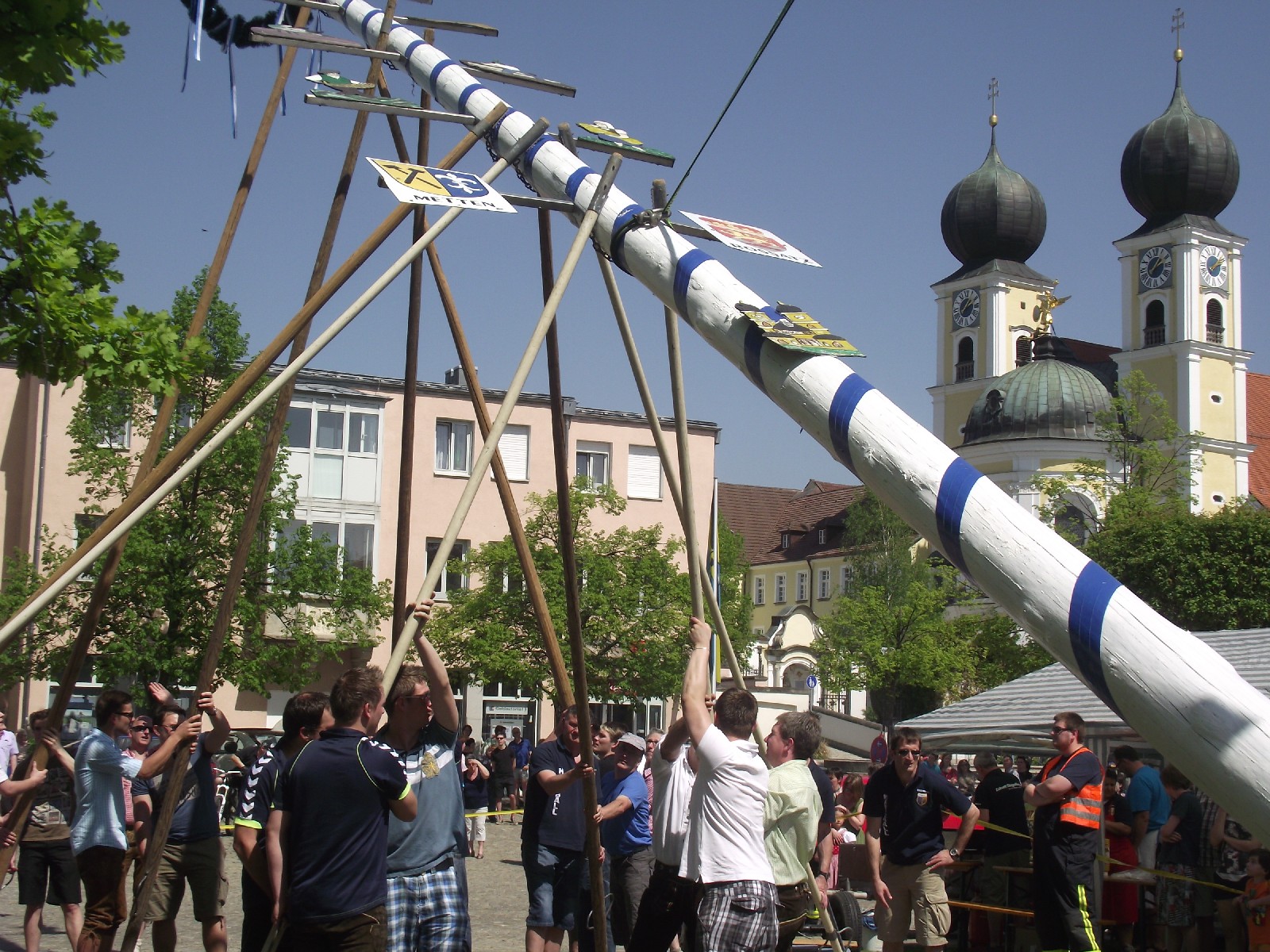Traditionelles Maibaumauftstellen der SSG Metten