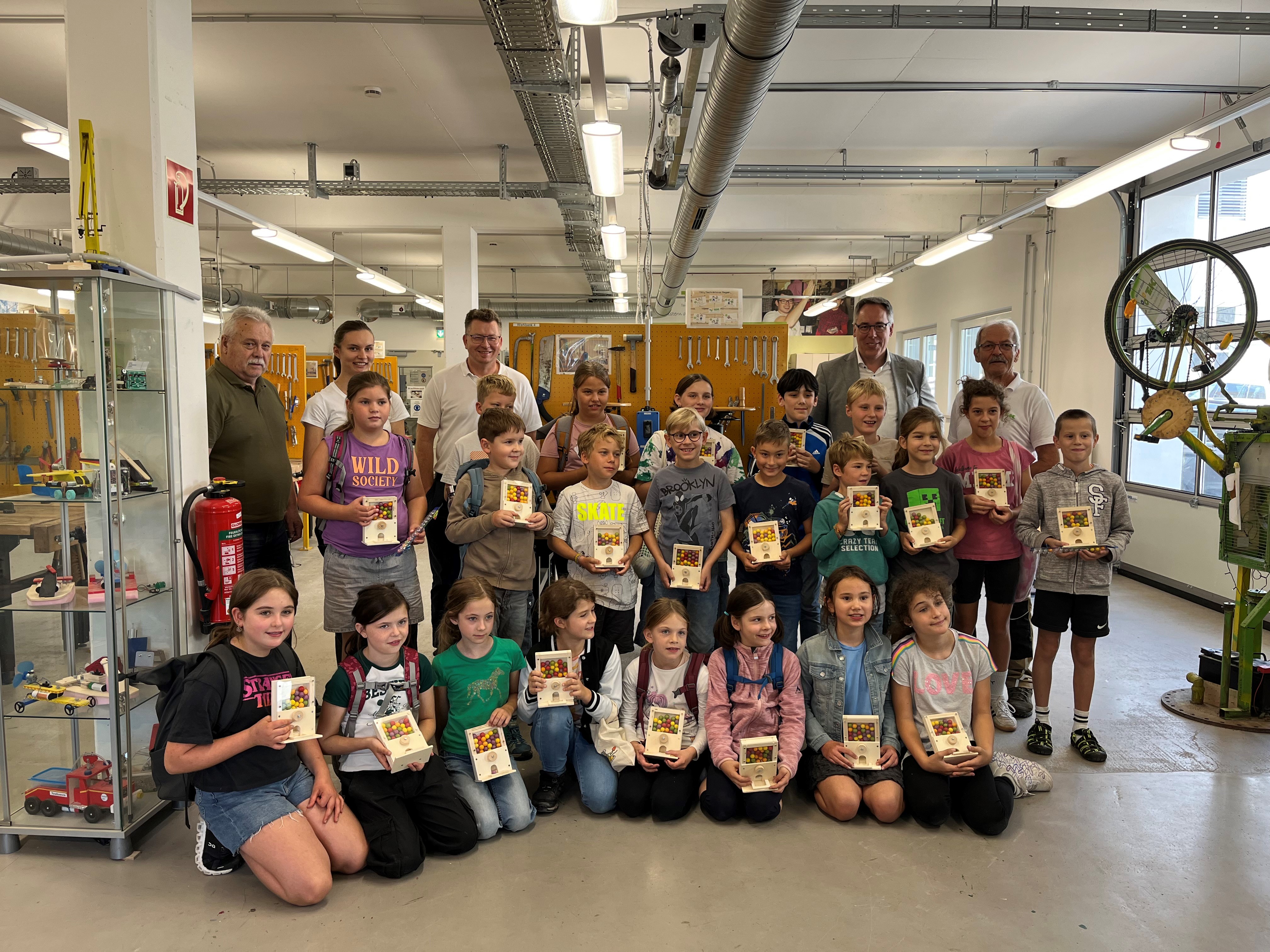 Gruppenbild Technikhaus Deggendorf Kaugummiautomaten